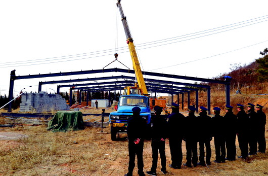 违建拆除现场,在大型吊车的帮助下,工人们逐一拆除钢结构