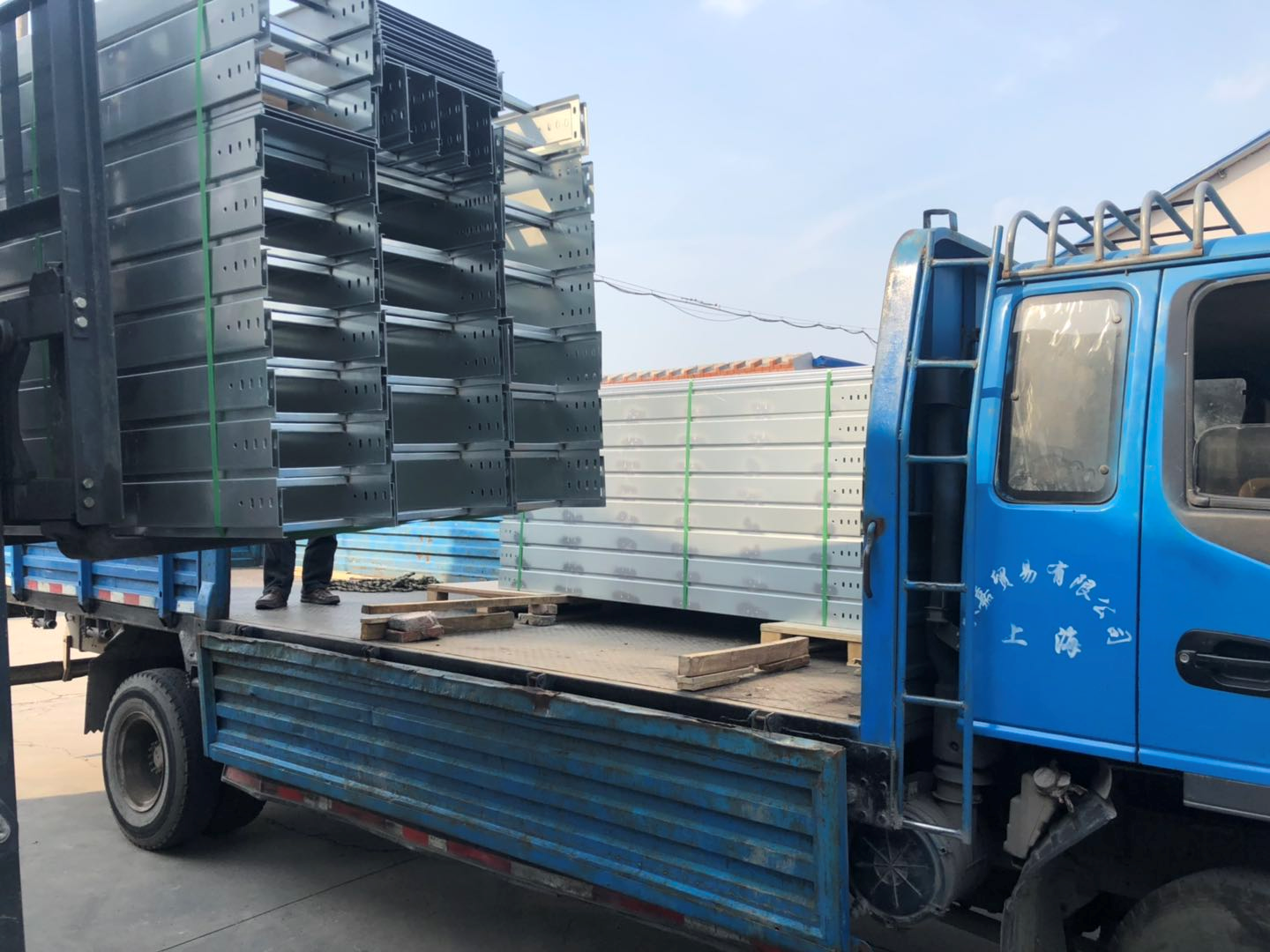 上涌电缆桥架长途发货的打包方式